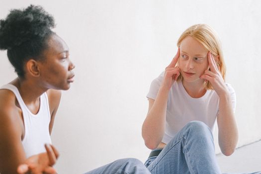 室内，两个穿着休闲装的女人正在激烈地交谈