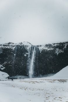 阴天里，山脊上惊人的风景覆盖着白霜与落雪，在灰色的天空映衬下显得格外醒目