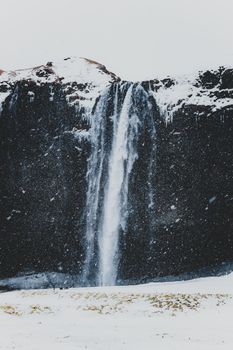 冬季的森林度假地寒冷，山坡上白雪皑皑，冻土上飘落的雪景令人惊叹