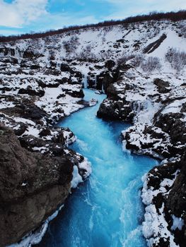 从陡峭的海岸上方望去，寒冷的天气里，湖面覆盖着积雪，映衬着蓝天