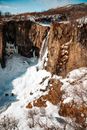 冰雪景观中，崎岖悬崖间的冰冻瀑布令人惊叹