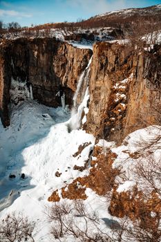 冰雪景观中，崎岖悬崖间的冰冻瀑布令人惊叹
