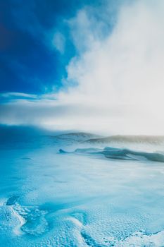 白雪蓝天，迷人的冬日景色散发着宁静与和平
