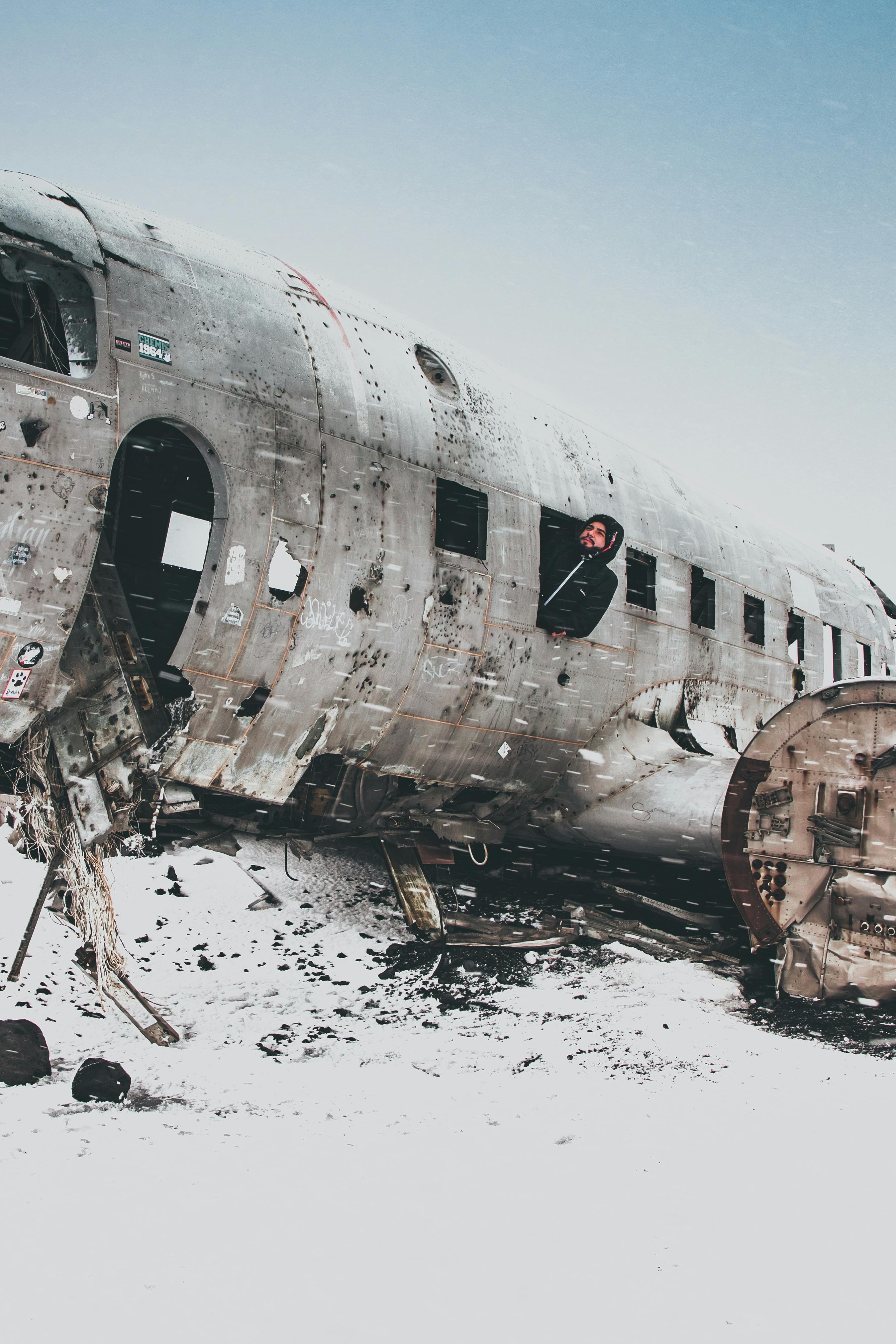 Wrecked aged plane in snowy nature · Free Stock Photo