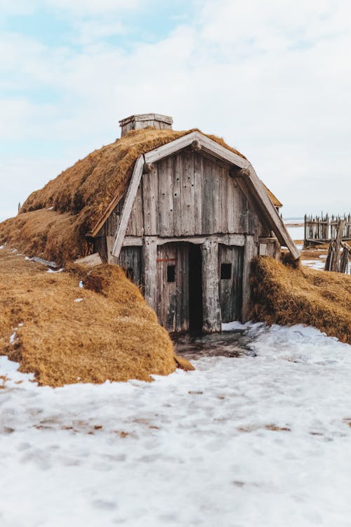 Altes Holzhaus Auf Schneebedecktem Hügel