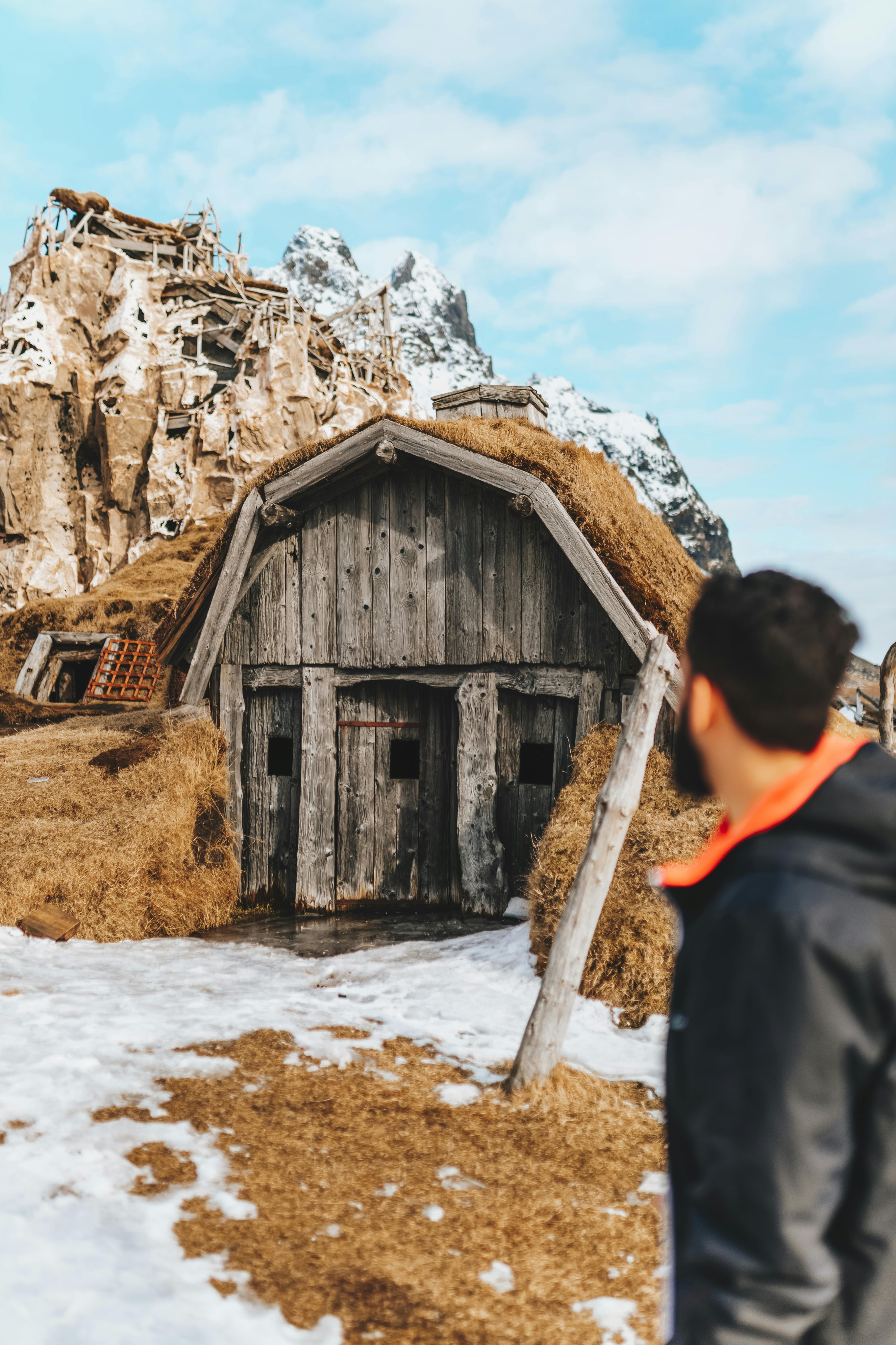 一个模糊的身影走过山区废弃村庄的老旧木屋