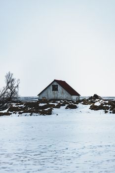 冰岛一座白雪皑皑的孤寂房屋，展现出孤独与宁静