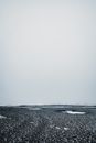 冬日景色静谧，白雪皑皑的地平线广阔无垠，细节寥寥
