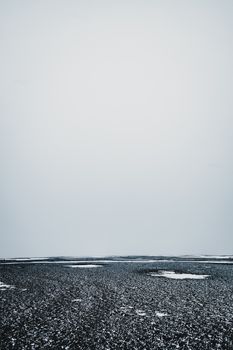 冬日景色静谧，白雪皑皑的地平线广阔无垠，细节寥寥