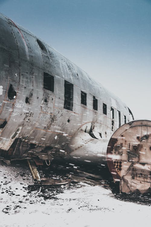 Neergestort Vliegtuig Met Vernietigde Motor Op Besneeuwde Ondergrond