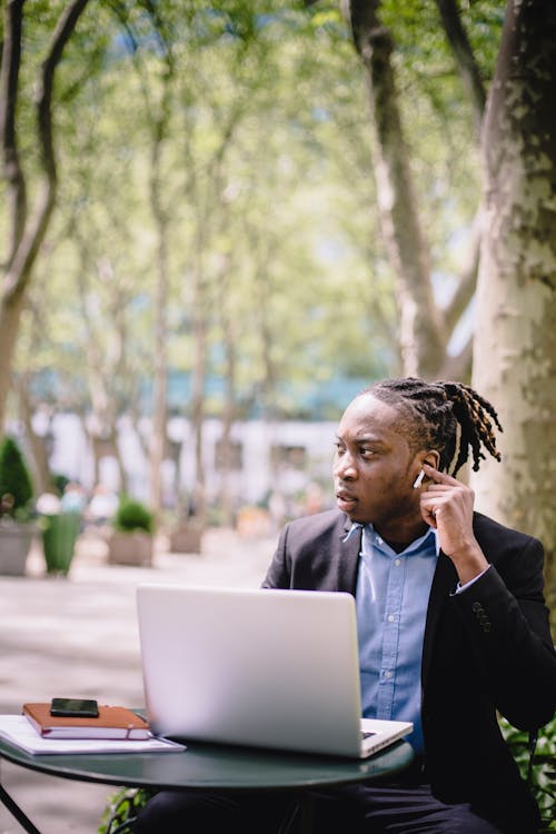 Gratis lagerfoto af afroamerikansk, alvorlige, arbejde