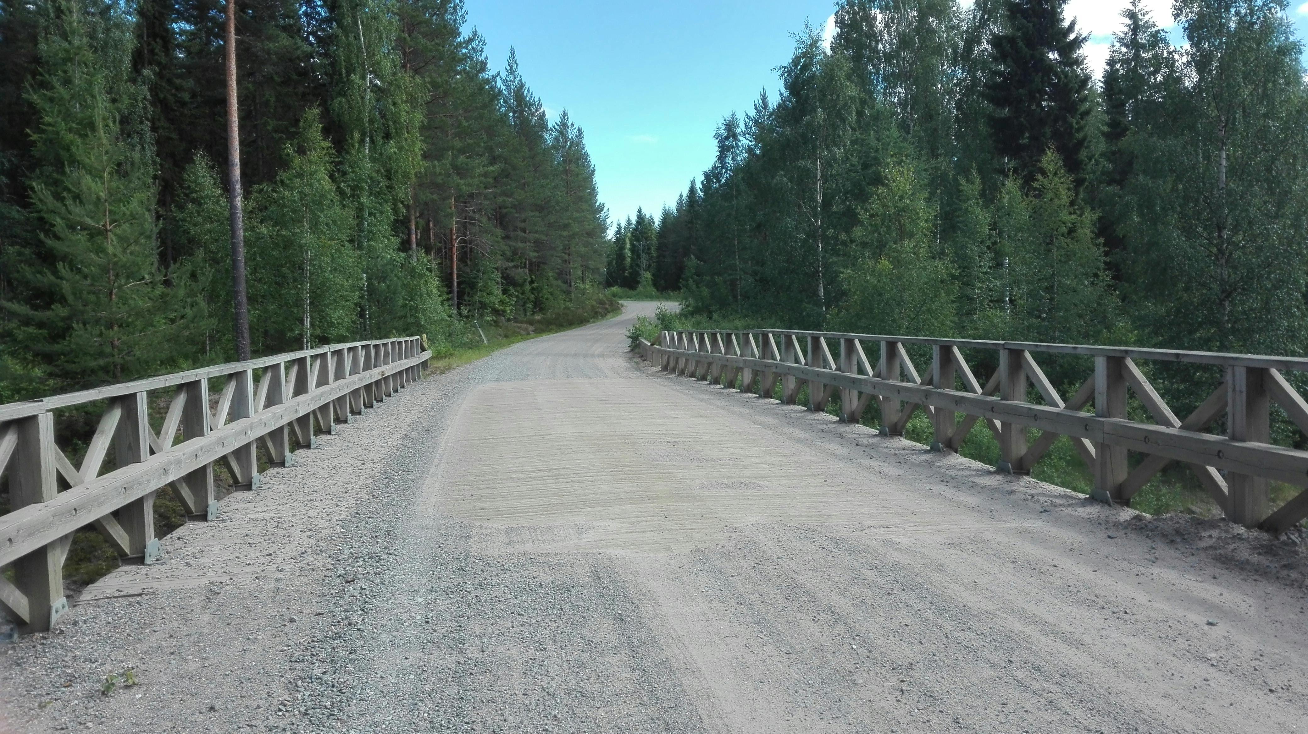 세미나에서 노트를 정리하는 대학생