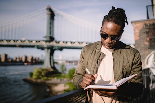 Kostenloses Stock Foto zu afroamerikaner, agenda, arbeit