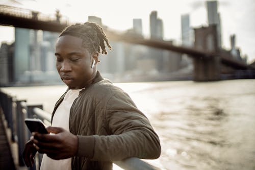 adam, Afrikalı Amerikalı, akıllı telefon içeren Ücretsiz stok fotoğraf