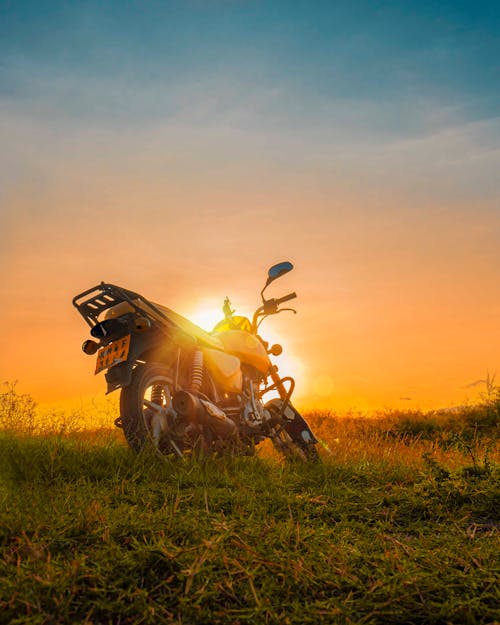 Foto stok gratis cahaya matahari terbenam, sepeda motor