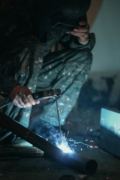 Foto profissional grátis de barras de ferro, centelha, máscara de solda