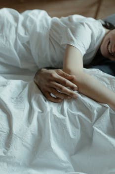 一对夫妇在床上温情相拥，象征着温暖与爱