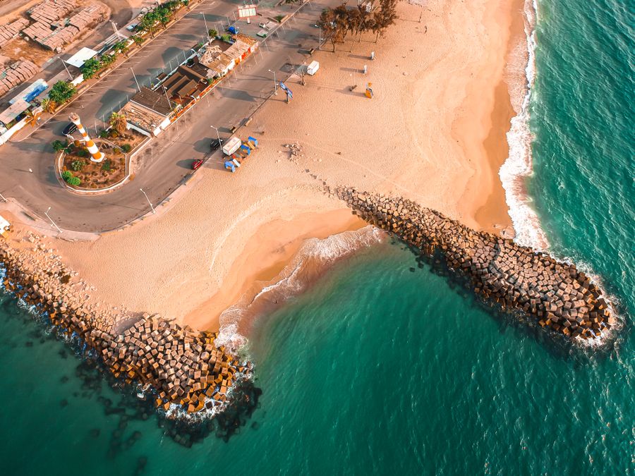 Playa de Luanda con agua turquesa