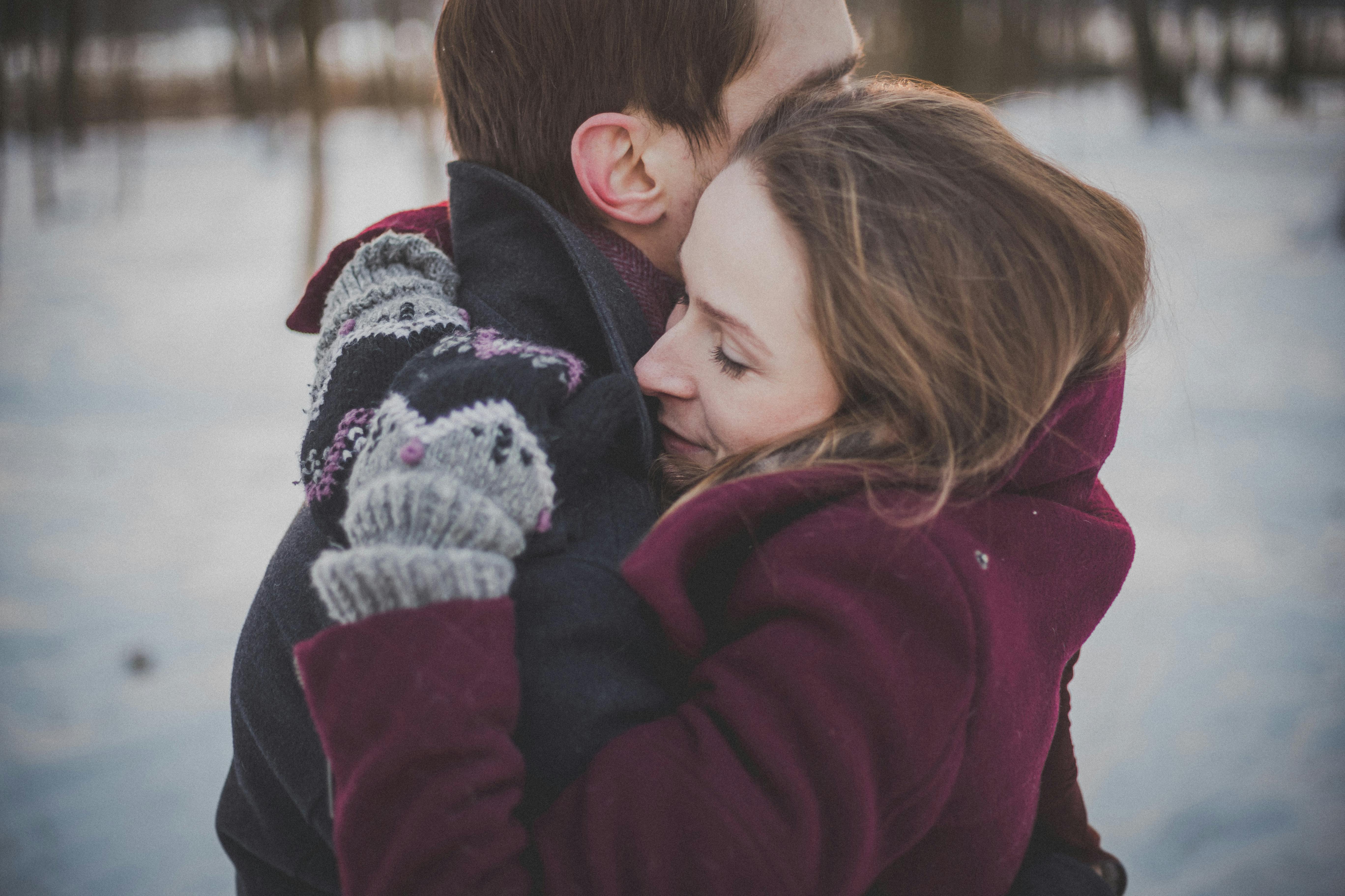 Featured image of post Romantic Couple Hug Images With Quotes / 78 romantic quotes with images.
