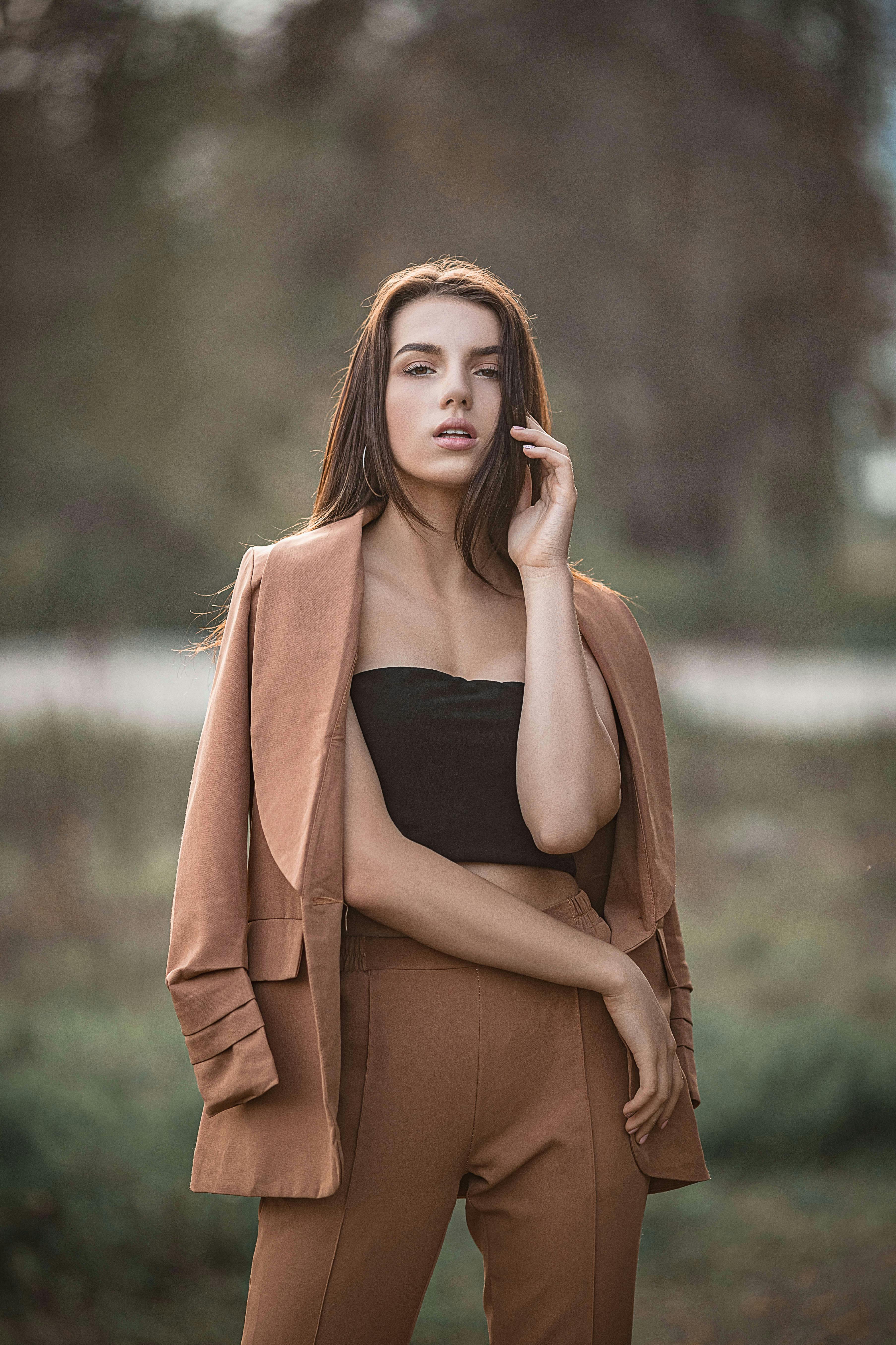 가 시골에서 쉬고 매혹적인 아가씨