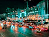 探索曼谷市中心繁华的夜生活，感受充满活力的城市灯光和繁忙的街道