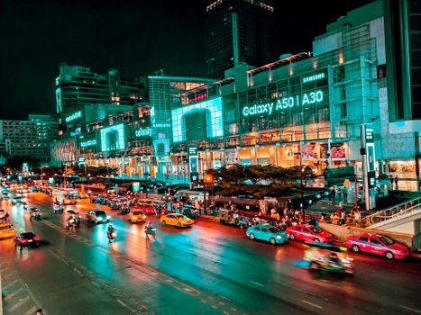探索曼谷市中心繁华的夜生活，感受充满活力的城市灯光和繁忙的街道