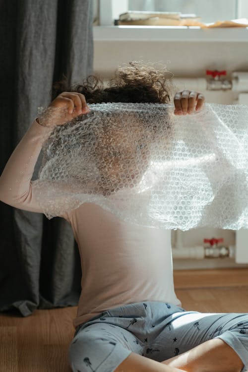 Afrikalı, apartman, bubblewrap içeren Ücretsiz stok fotoğraf