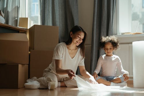 anne ve kızı, bubblewrap, doku içeren Ücretsiz stok fotoğraf