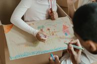 搬家期间，孩子们在纸板箱上画画，享受创意时光