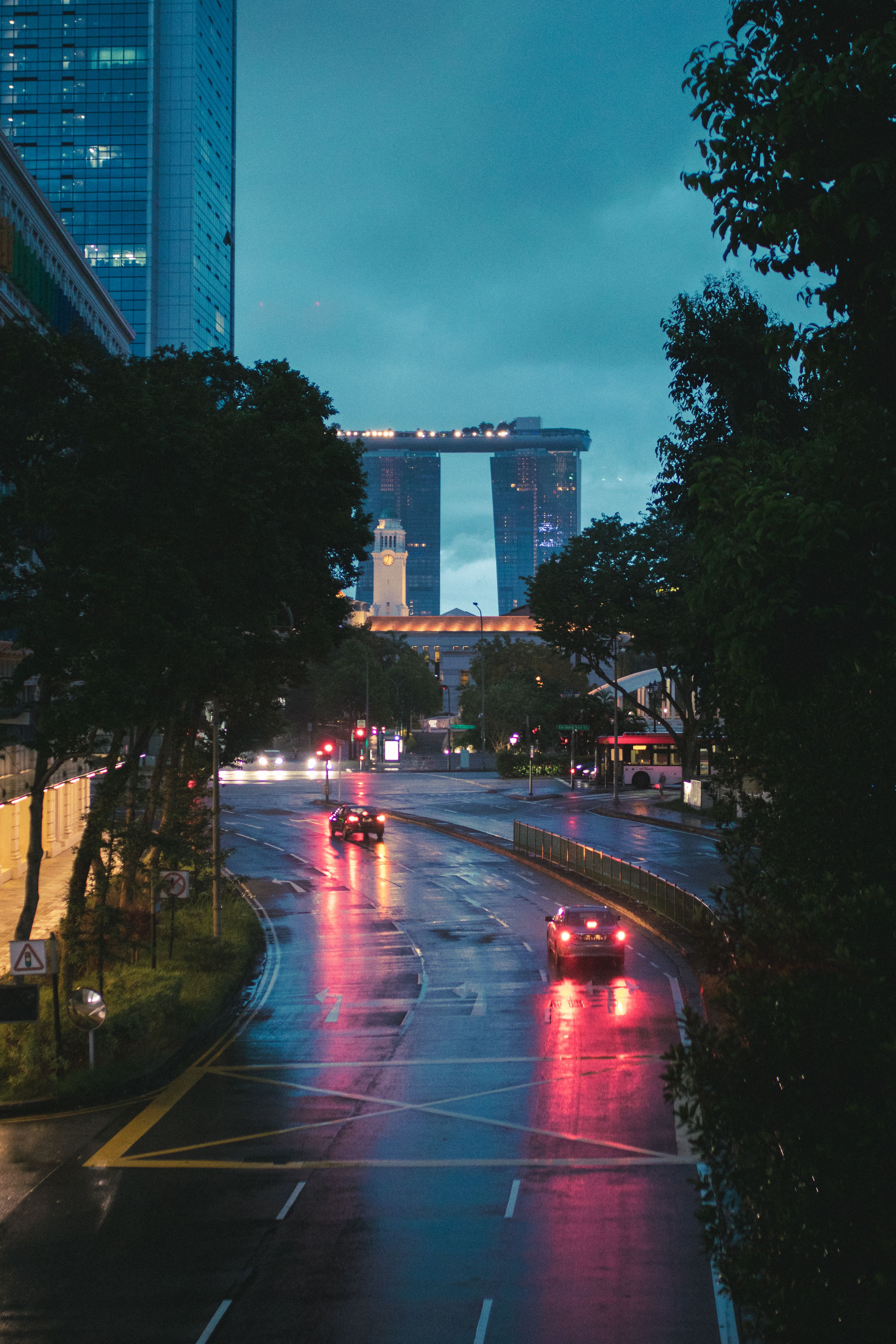雨后，在潮湿的道路和城市灯光中捕捉新加坡滨海湾金沙