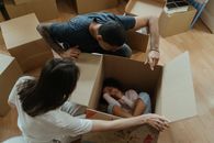 搬家那天，幸福的一家人玩着纸箱，在新家创造快乐的回忆