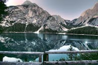 山间宁静的湖泊倒映着周围的山峰，非常适合自然爱好者