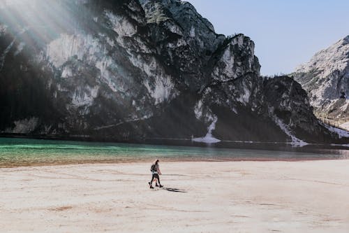 在海岸線附近行走的人