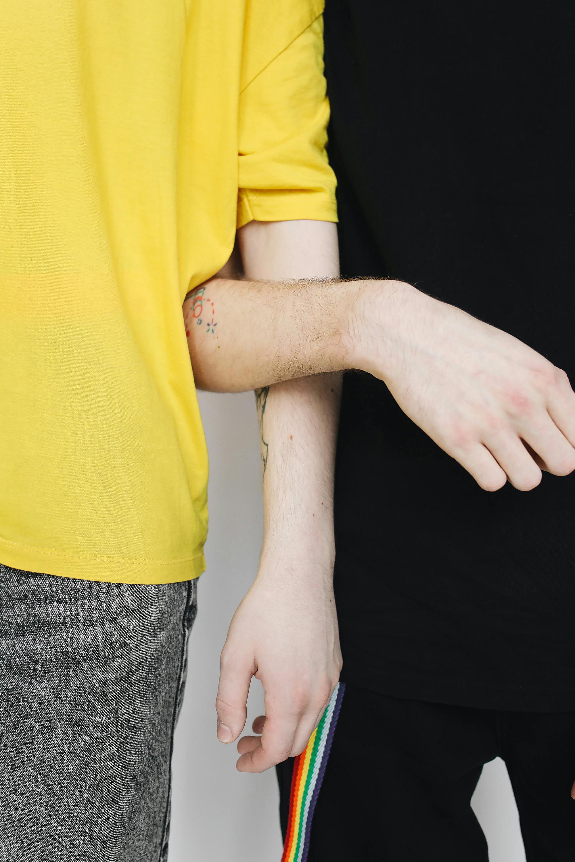 室内，两个穿着彩色衣服的人纹身明显，表达着团结