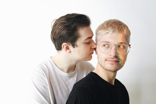Foto stok gratis cinta, dalam ruangan, gay