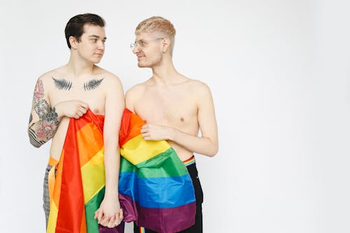 Hombres Con Una Bandera Del Orgullo Gay Tomados De La Mano