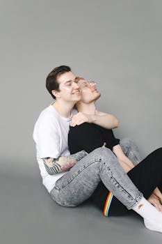 幸福的情侣用彩虹般的细节拥抱，庆祝爱与团结