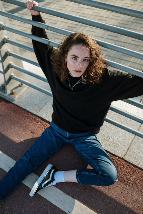 Woman in gray and black long sleeve shirt and black leggings sitting on  white concrete bench photo – Free Athlete Image on Unsplash