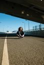白天，滑板者在空无一人的高速公路桥下骑行