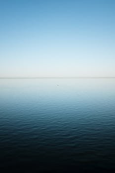 晴朗的天空下，蓝色海洋宁静的景色非常适合放松