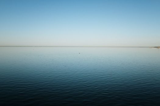 蔚蓝的海洋与晴朗的天空在地平线交汇，唤起内心的平静与安宁