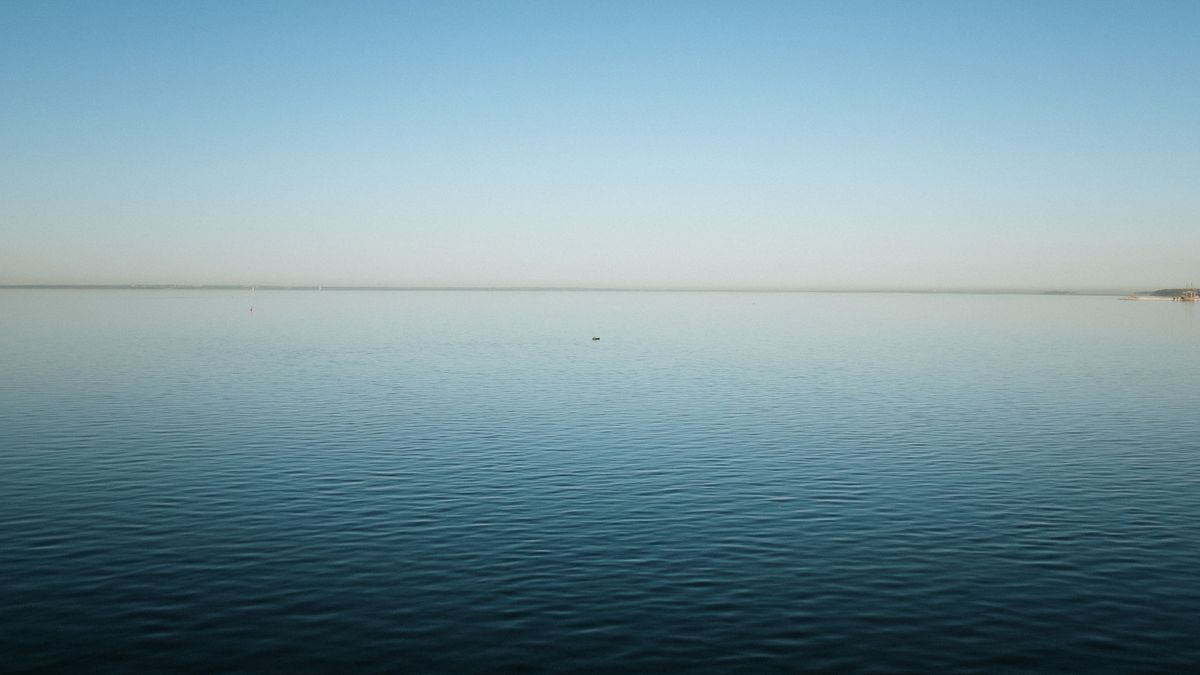 穏やかな海と朝の光(イメージ)