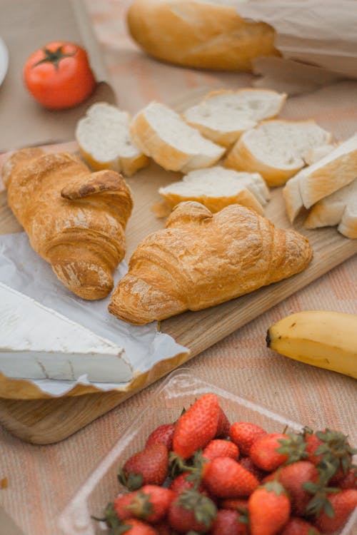 Pane Su Carta Bianca Accanto A Fragole A Fette