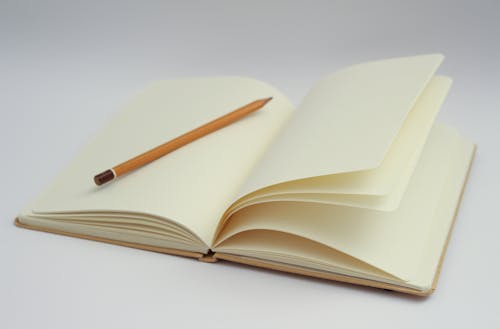Caderno Branco E Lápis Amarelo