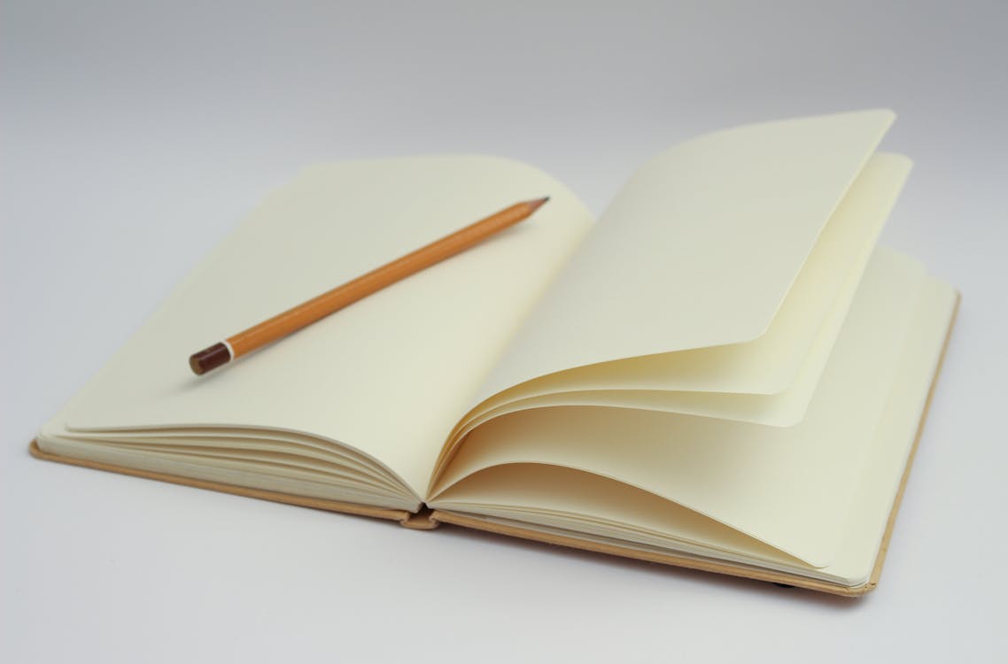 無料 白いノートと黄色の鉛筆 写真素材