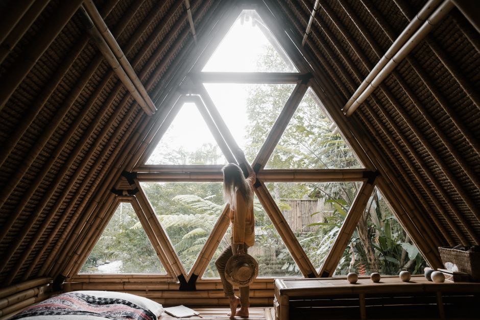 Bamboe kast in een eigentijdse woonkamer. Bamboe kast in een eigentijdse woonkamer.