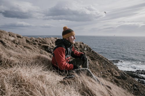 Gratis lagerfoto af beanie, fra siden, hav