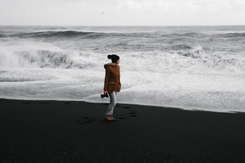 Δωρεάν στοκ φωτογραφιών με ακτή, γυναίκα, θάλασσα