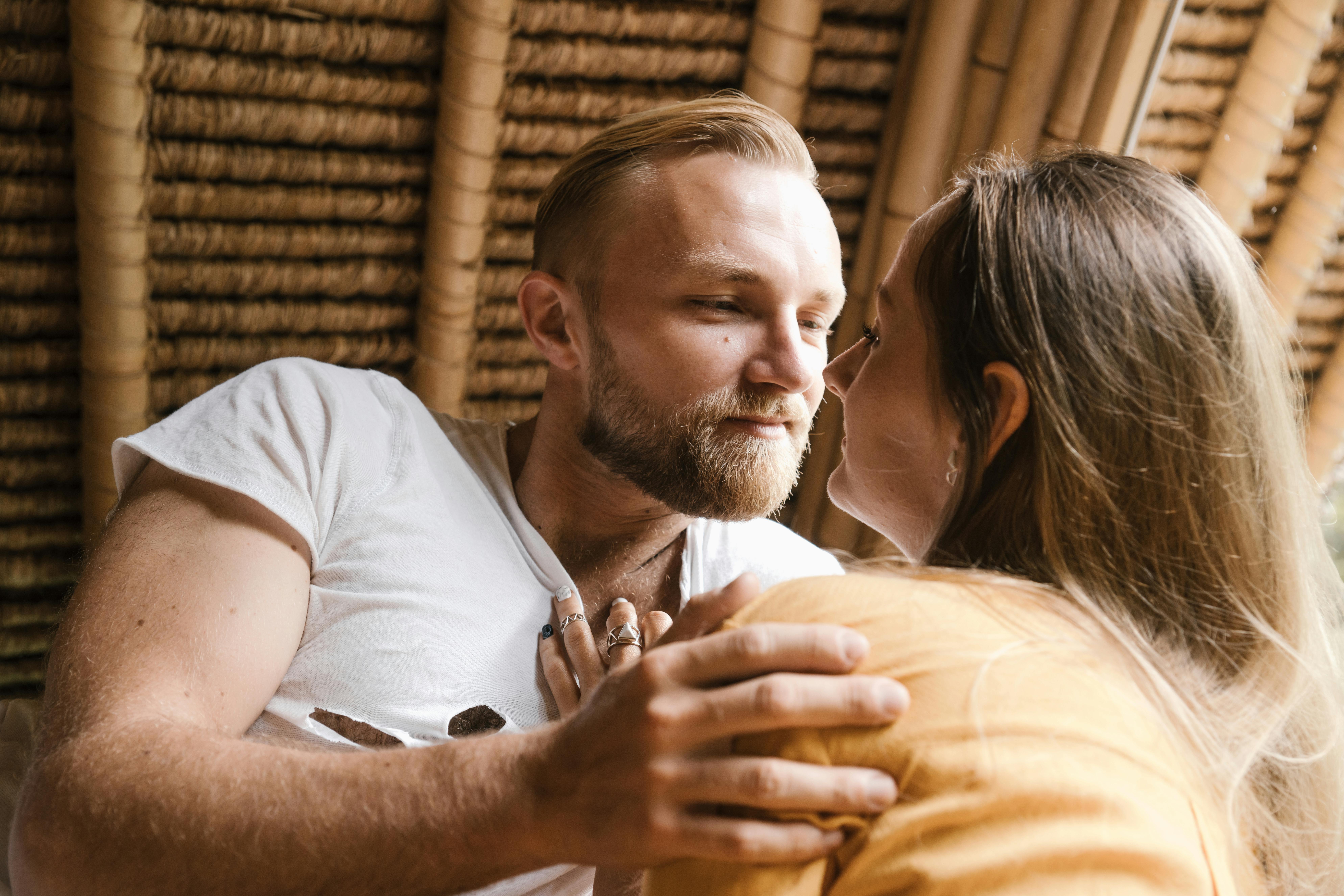 Birbirine derin ve samimi bir şekilde bakan, gerçek sevgiyi ve duygusal bağı yansıtan romantik bir çiftin yakın çekim görseli.