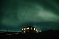 在令人惊叹的夜空下，房子以北极光为特色
